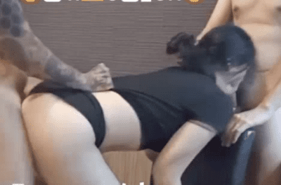 คลิปหลุดสวิงกิ้ง หนุ่มเชียงใหม่เย็ดหีสาวอวบน่ารัก ถูกควยยัดปากบังคับขืนใจ ให้อมควยโหดมากๆ เลียควยไปด้วยพร้อมเย็ดท่าหมาไปด้วย ควยเด้าหีจัดหนักเอาให้น้ำแตก