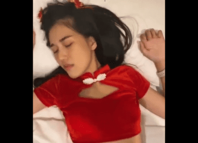 คลิปหลุด Onlyfans น้องดรีมใหม่ล่าสุด ndream ใส่ชุดแดงมาดูดควยผัว โม๊กสดเลียหัวควยเสียวๆ ก่อนจะนอนอ้าขาให้ผัวจับเย็ด เจอเย็ดสดกระแทกหีรัวๆ ตะแคงหีเย็ดหีตอดควยอย่างเสียว ซอยหียิกๆ ร้องครางลั่นจนน้ำแตก