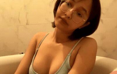 คลิปโป๊เดียร์ลอง Deerlong กวาง ดิสนีย์ อดีตนักร้องที่ผันตัวมาถ่ายหนัง18+ โชว์เสียวช่วยตัวเองในอ่าง เกี่ยวเบ็ดครางดังให้ทางบ้านชม นมสวยจุกชมพูน่าเย็ดมากๆ