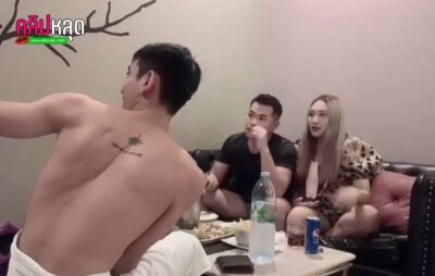 คลิปหลุดสวิงกิ้ง พี่คิง ชวนน้องเหมียวนั่งดื่ม ก่อนจะพาเข้าห้องไปเย็ด จัดเย็ดสดเลย เพื่อนก็เอาควยให้โม๊ค เย็ดจนแตกในน้ำเต็มหี